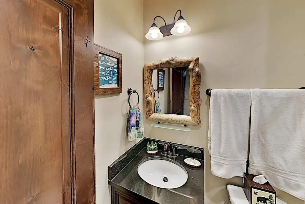 Upscale Decks, Heated Garage, Near Shuttle 3 Bedroom Townhouse