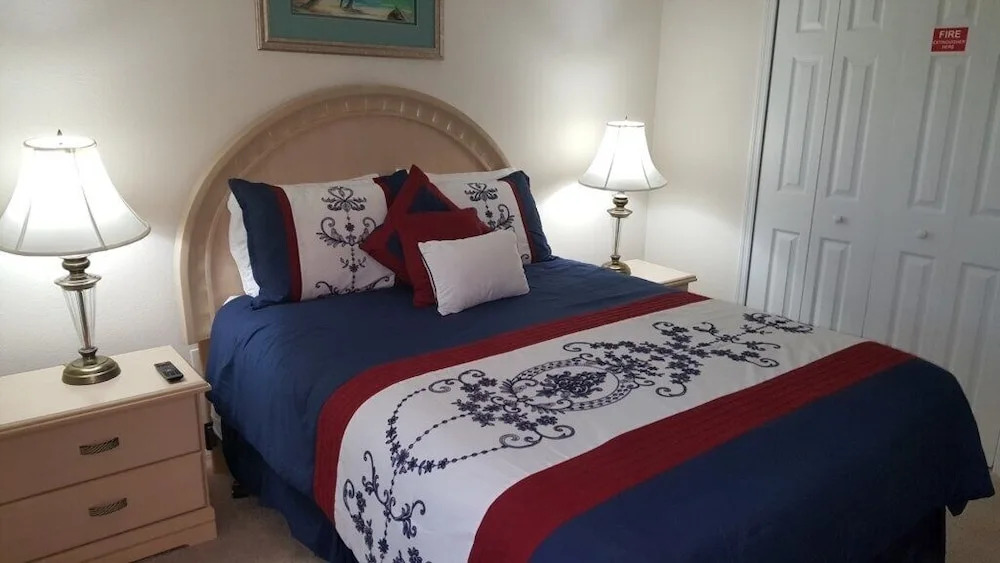 3br, 2.5ba Townhome W/ Sunny Rear Yard 3 Bedroom Townhouse by Redawning