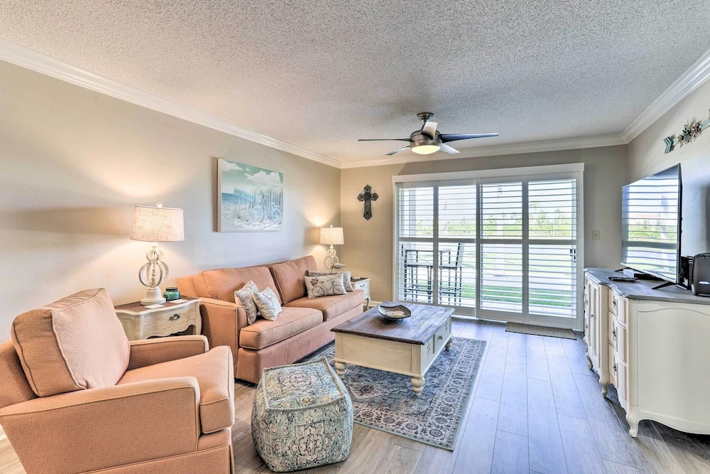 Sunlit St Petersburg Condo w/ Community Pool