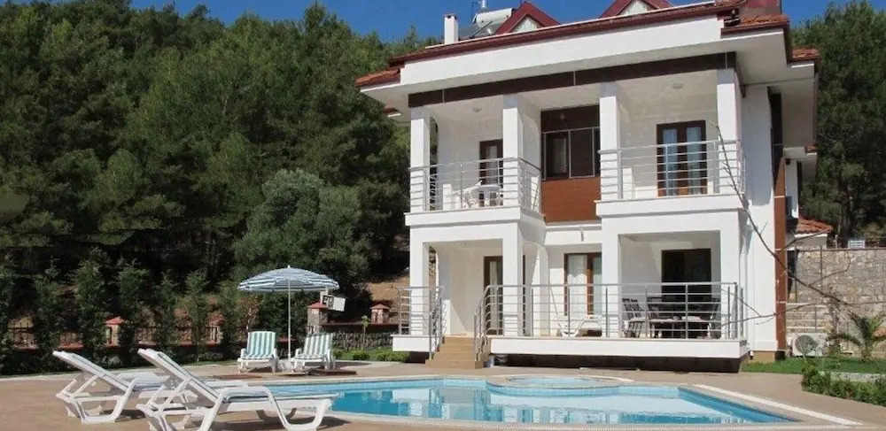 Villa LMP1 by JoyLettings