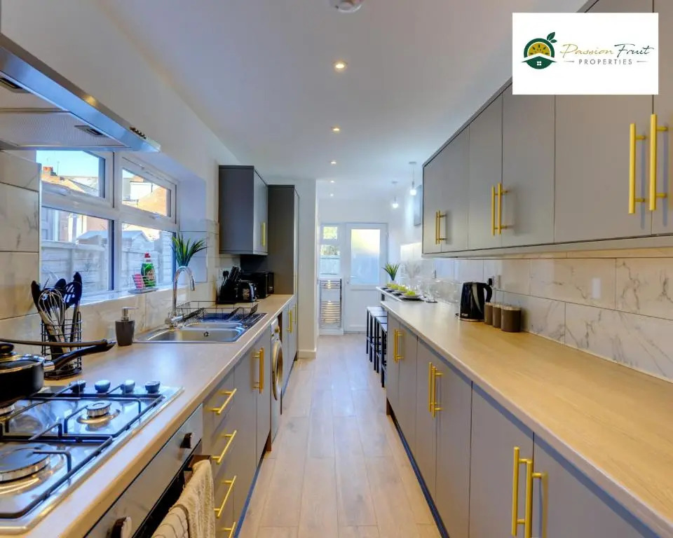 5 Bedroom - 5 Bathroom House By Passionfruitproperties close to Coventry City Centre with Free Wi-fi and garden - 34HRC