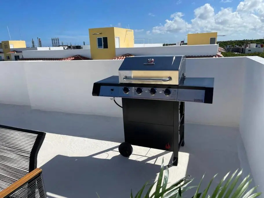 Stylish Modern Condo w/ Rooftop Terrace and Pool.