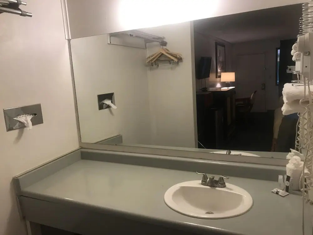 Travelers Inn & Suites