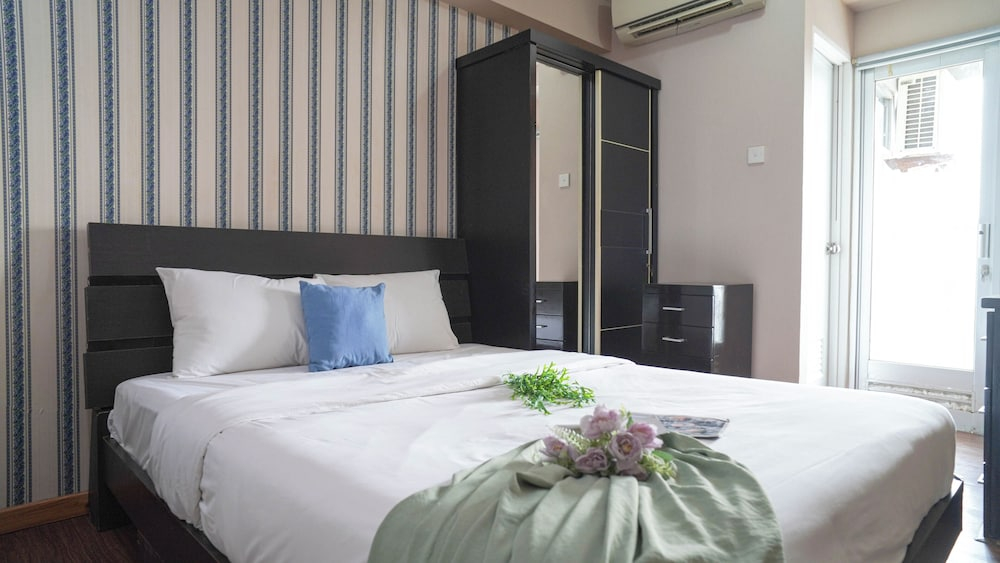 Studio Near Baywalk Mall At Apartment Green Bay Pluit