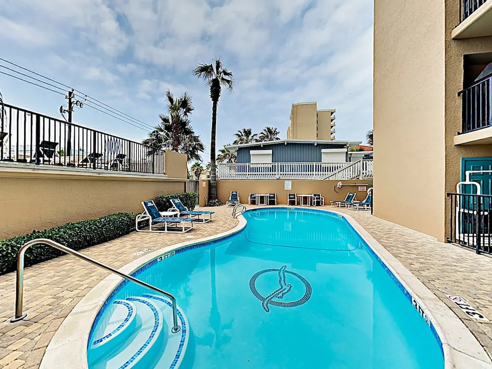 Beachfront W/ Pool & Balcony - Walk To Beach 2 Bedroom Condo