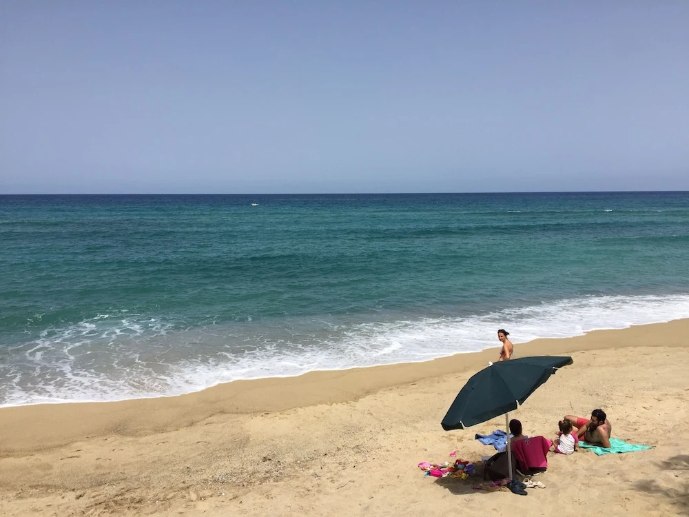 Roseto Beach Club Apartment With Garden Beach Front