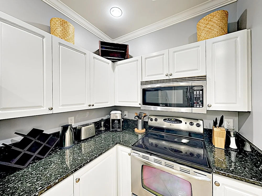 Chic Belltown Court W/ Pool & Rooftop Deck 2 Bedroom Condo