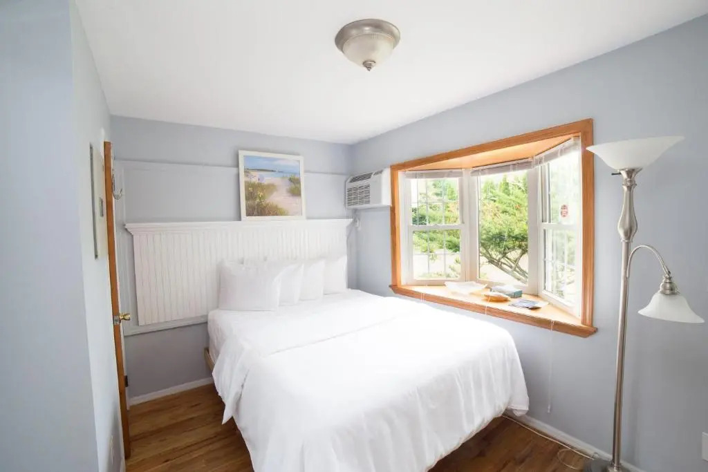 Hamlet Inn - PASSES TO COOPERS BEACH