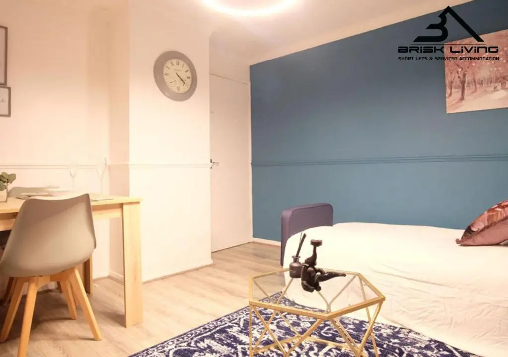 Modern & Bright One BR Flat For Couples & Professionals with Free Parking By Brisk Livings Dagenham