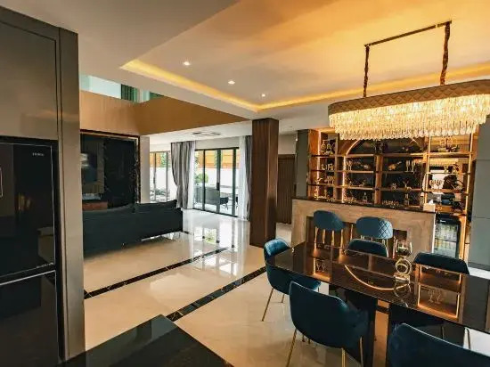 Astro Luxury: 4-6 beds Ultra Luxury Pool Villa with Daily Cleaning