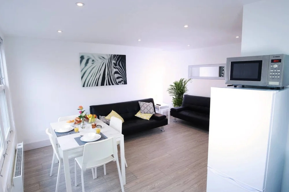 Modern Sea Front Apartment Sleeps 10