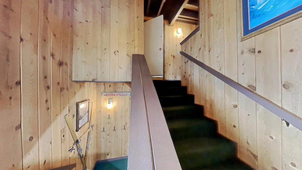 Beautifully Remodeled Condo Close Hot Tubs, Sauna, Skiing, Car Charging! by RedAwning