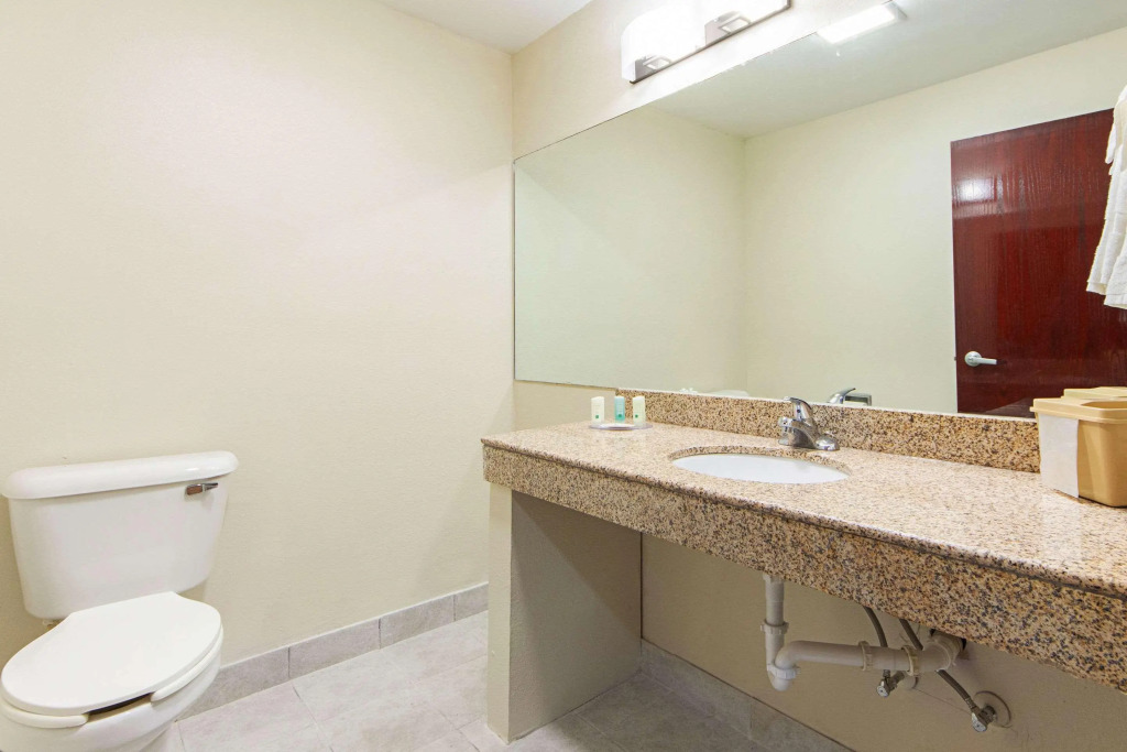 Econo Lodge Inn & Suites