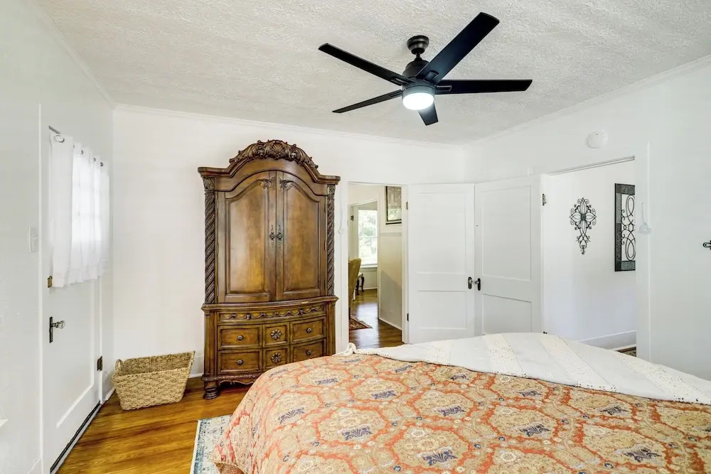 1 Mi to Dtwn! Restored 1930s Brenham Retreat