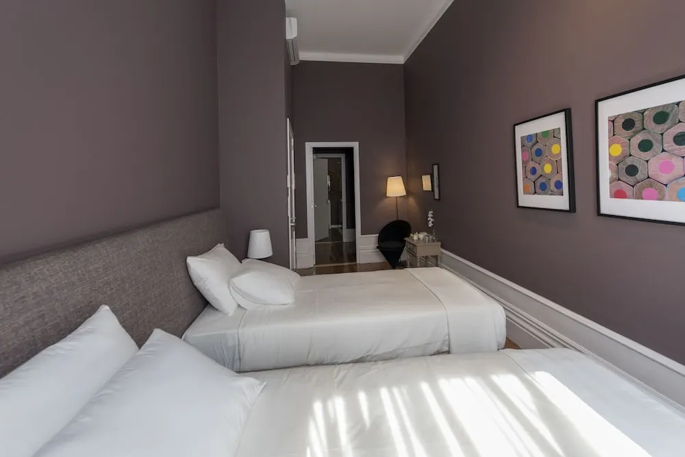 Guesthouse Bonjardim by LovelyStay