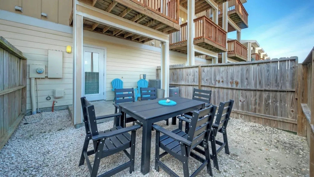 Oceans 96 & Beautiful Place by Avantstay Sleeps 32, 2 Homes Heated Pool + Game Rooms + Balconies