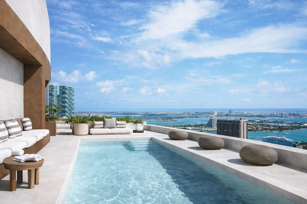 District 225 Condo by Ionica