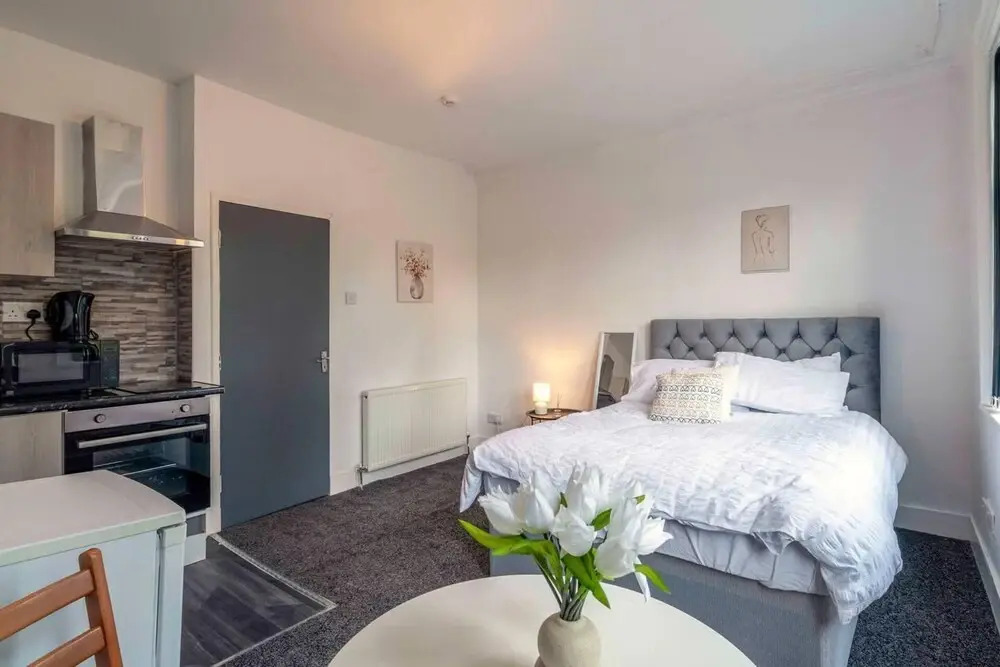 Lovely 13-bed House in Coventry