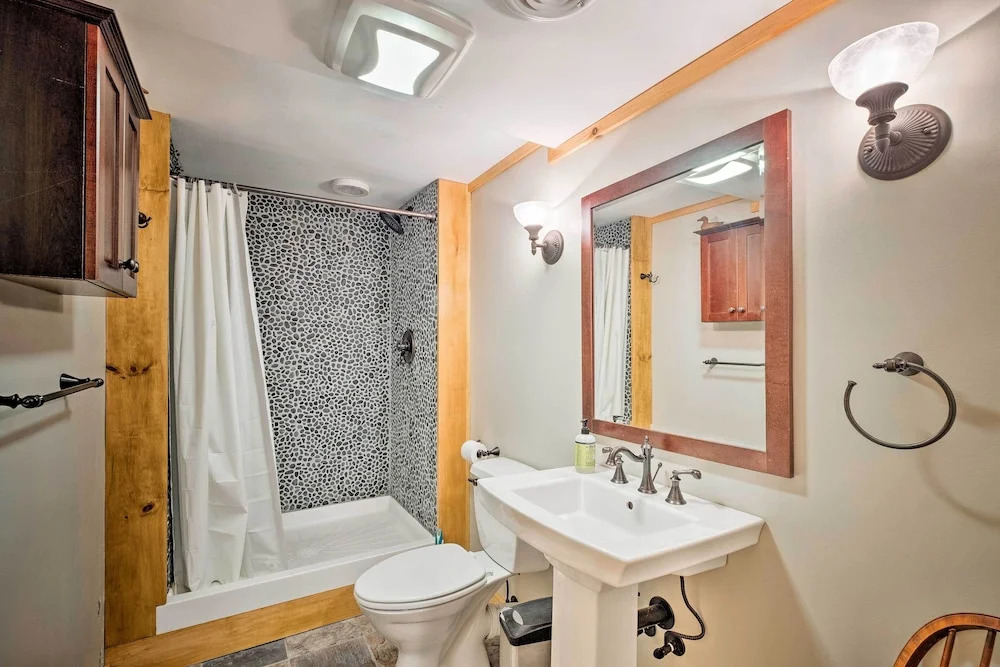 Private Wooded Cabin: 7 Mi to Mount Snow!