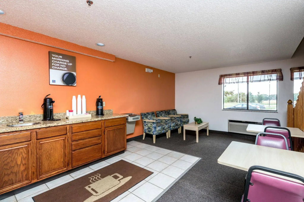 Motel 6-Waterloo, IA