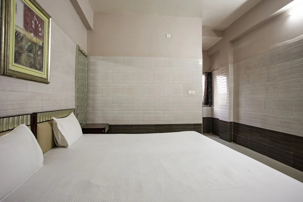 Spot On 23725 Jay Shanti Palace Hotel