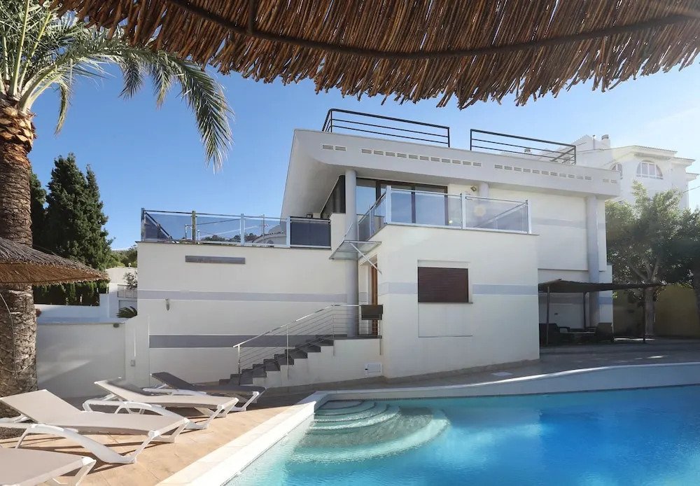DREAM VILLA IN ALBIR BLUELINE