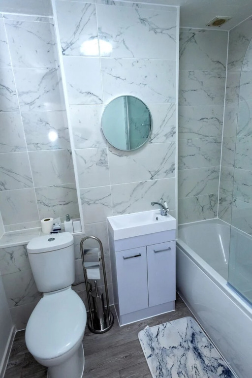 A Stunning 2 BED Home ON THE River Thames!
