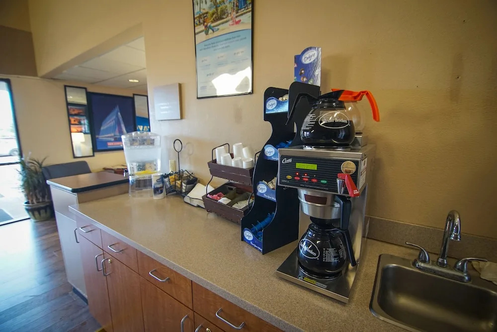 Airport Value Inn and Suites
