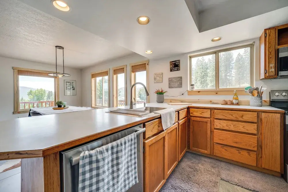 Mtn-view Getaway w/ Spacious Deck in Republic!