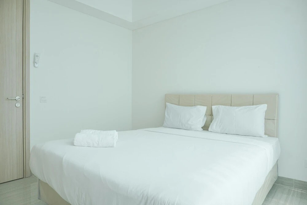 Spacious And Nice 2Br At Hillcrest House Apartment