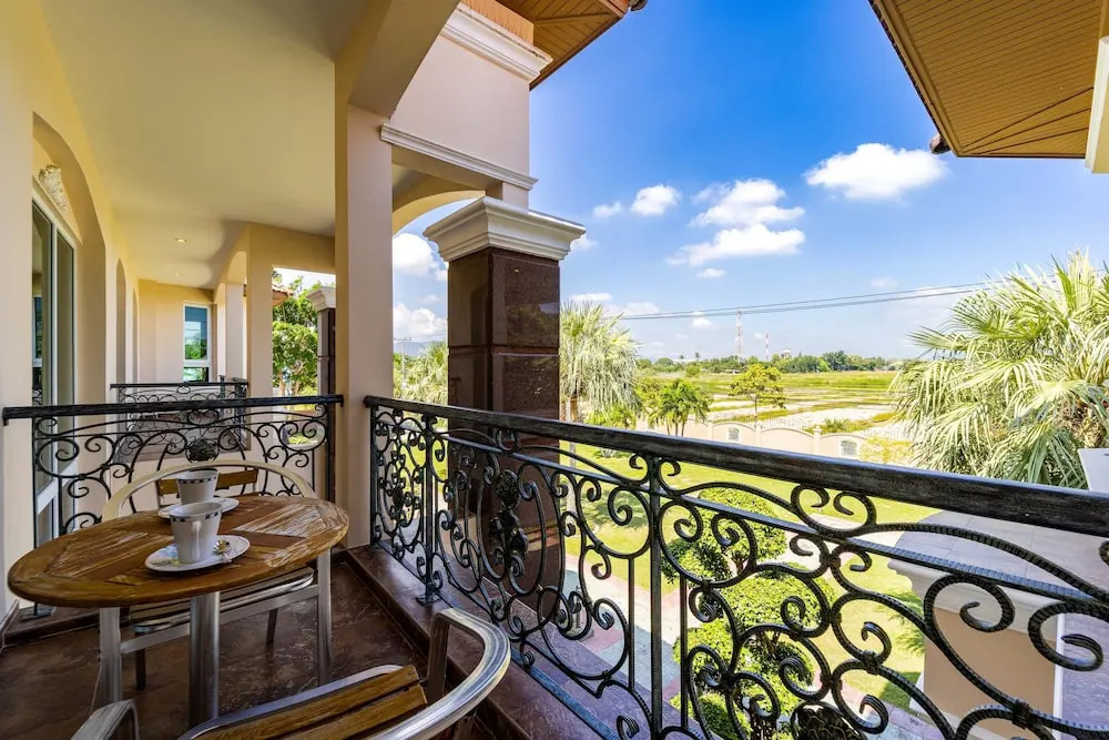 Luxury 6 Bed Mansion - CAS