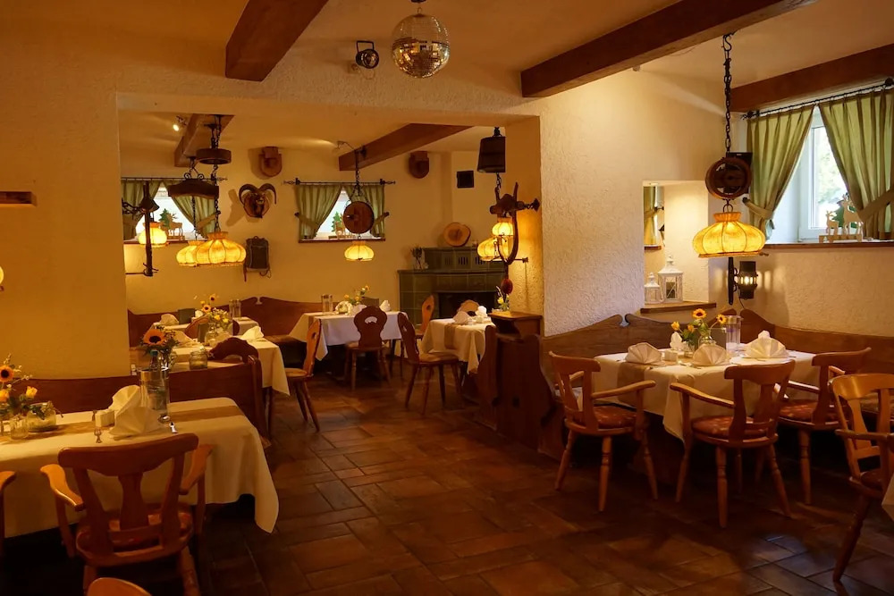 waldhotel AUSZEIT mit Restaurant & Café