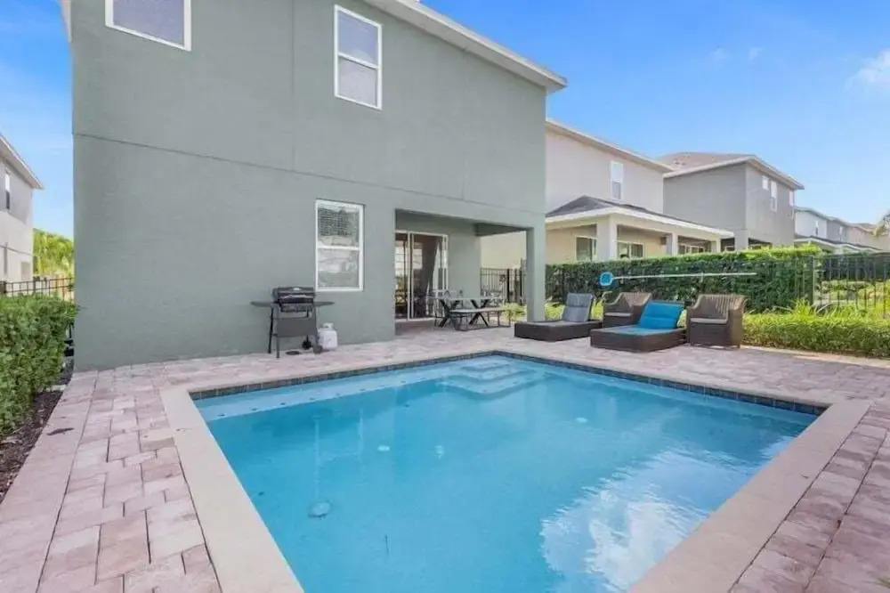 350-8-pc-open Floor Plan With Private Pool