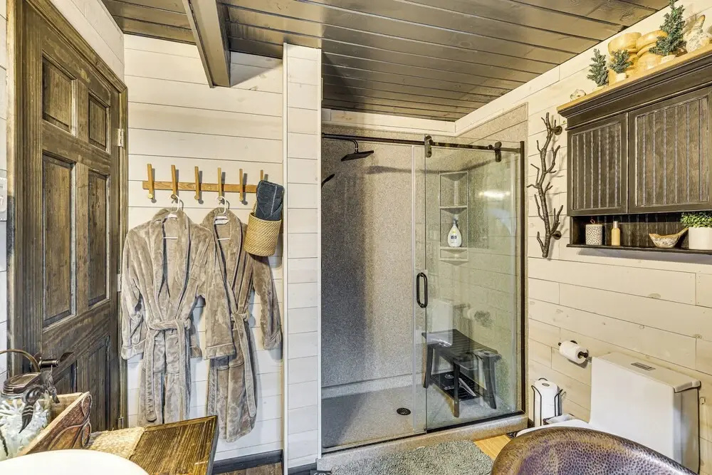 Hot Tub + Arcade Table: Spacious Retreat in Lead