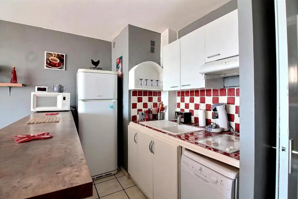 Agreable studio-cabine vue mer 4 personnes à 20 m de la plage