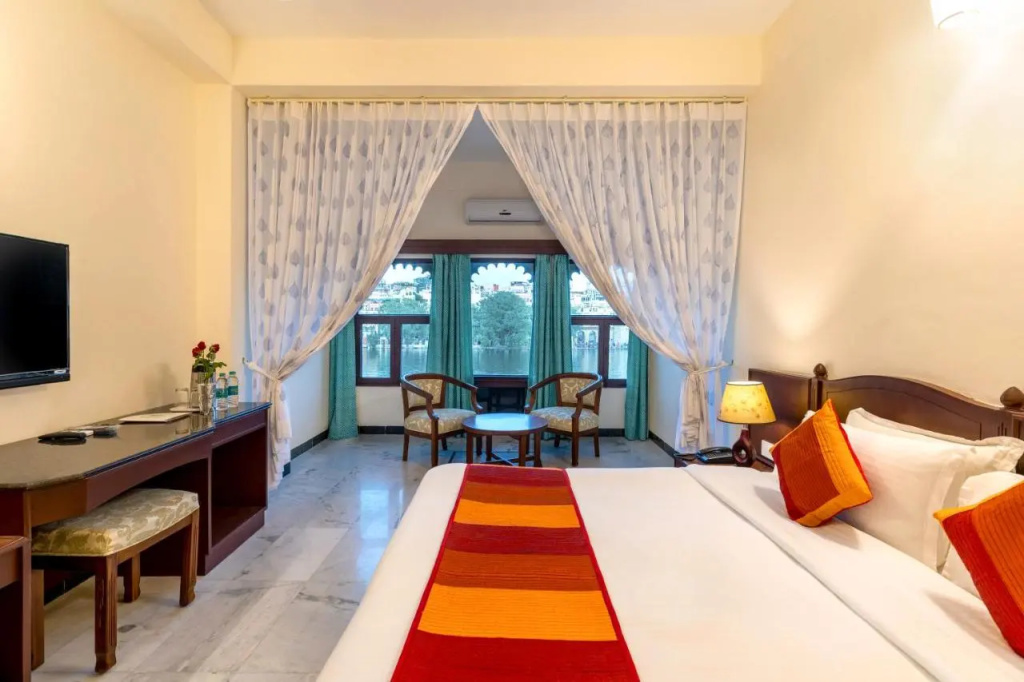 Sarovar - Lake Facing Boutique Hotel On Lake Pichola