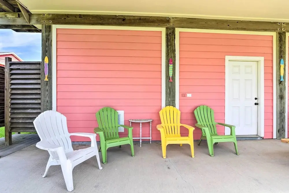 Walk to Sea Isle Beach: Bright Galveston Home!