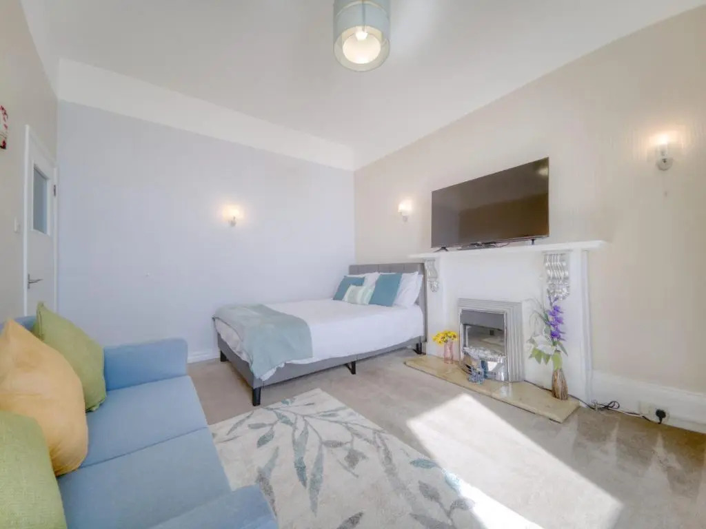 Apartment 1 Large Studio Sea Front- Sea Views- Free Parking