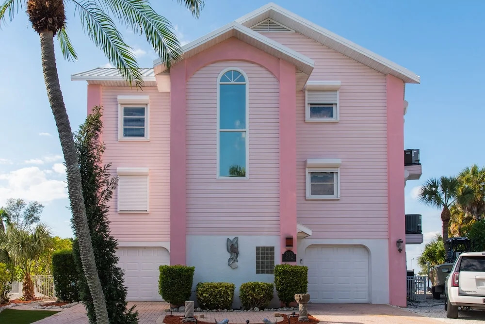 232 South Harbor Upstairs 3 Bedroom Apts by RedAwning