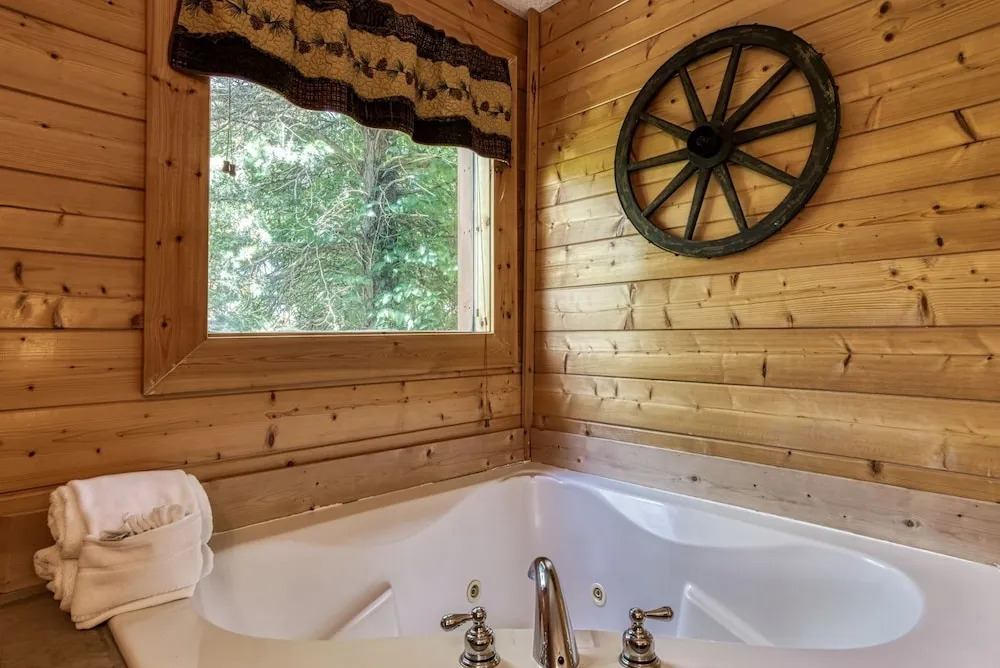 Ern849- Sweet Escape - Great Location! Close To Action! 4 Bedroom Cabin by RedAwning