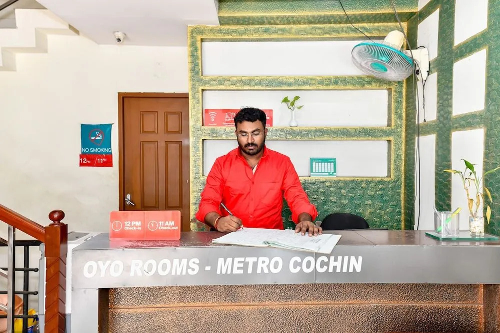 OYO 1400 Cochin Metro