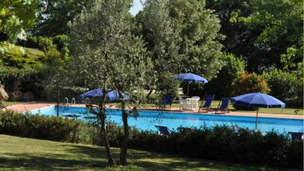 Independent Villa Composed of 6 Apartaments With Common Area Pool-podere Della Madonna