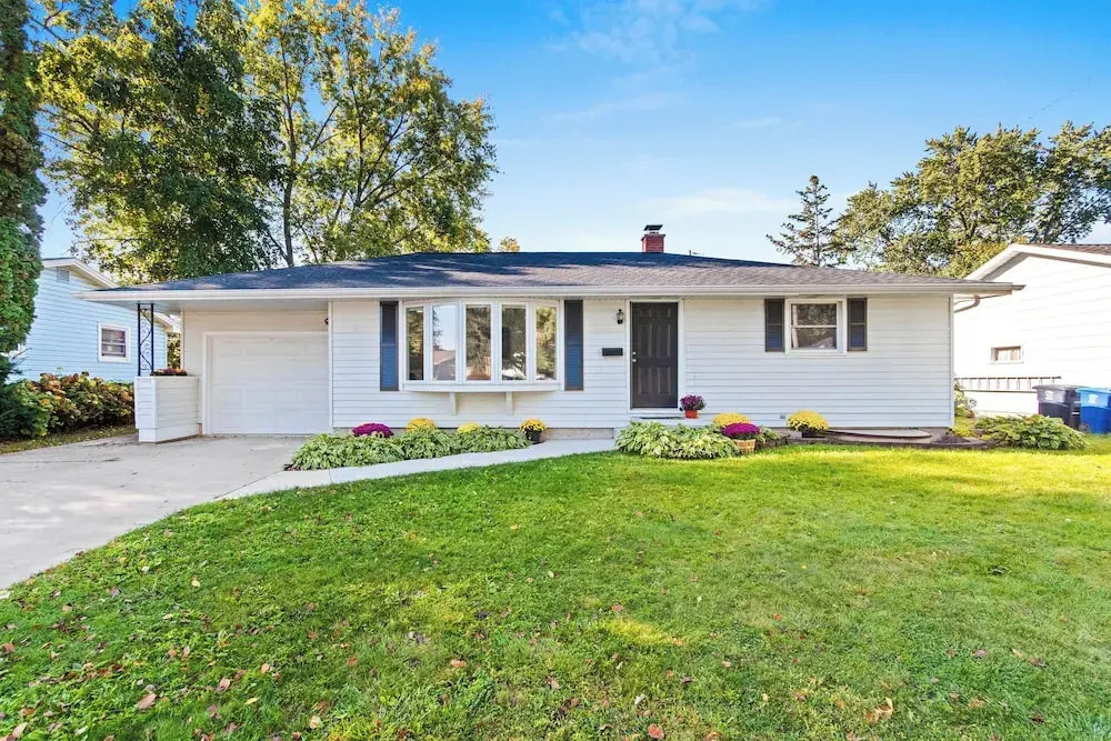 3 Blocks to Lambeau Field! Bright Home w/ Yard