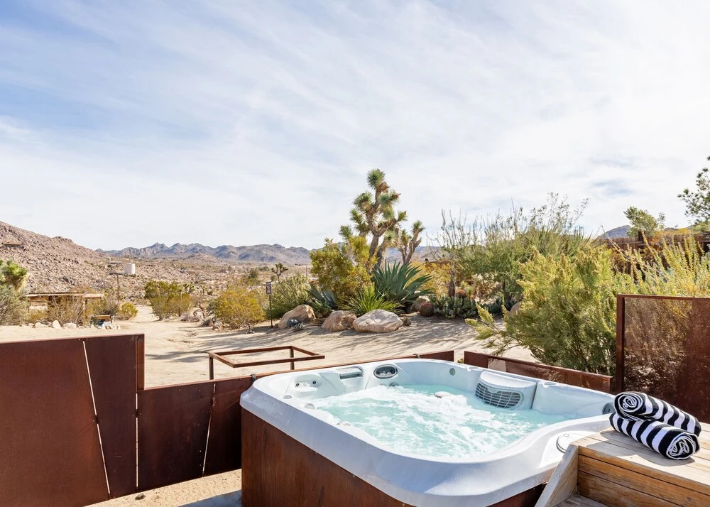 Smoketree by Avantstay An Oasis w/ Two Kitchens, Pool, Hot Tub & Air Streamer!