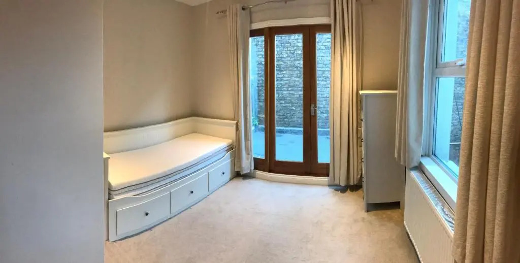 2A Charlwood Place