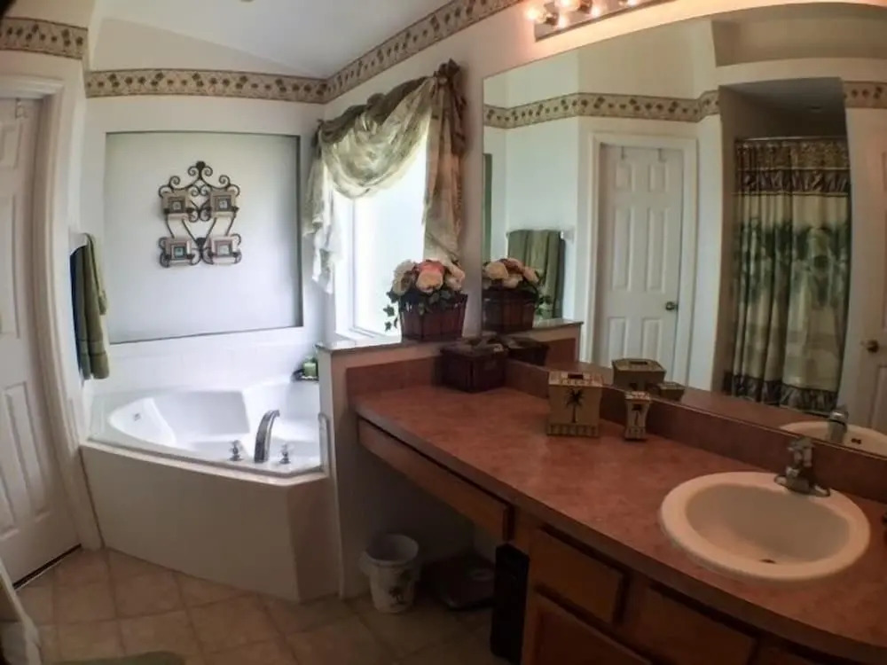 South Facing Pool Great For Families! 4 Bedroom Home by RedAwning