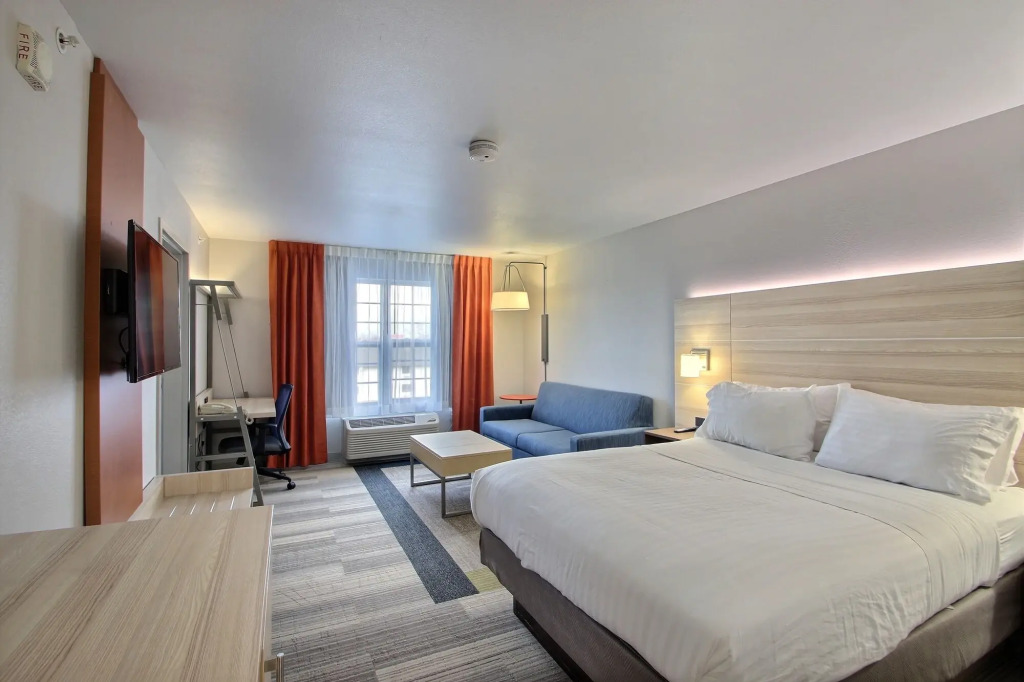 Holiday Inn Express Hotel & Suites Milwaukee Airport by IHG