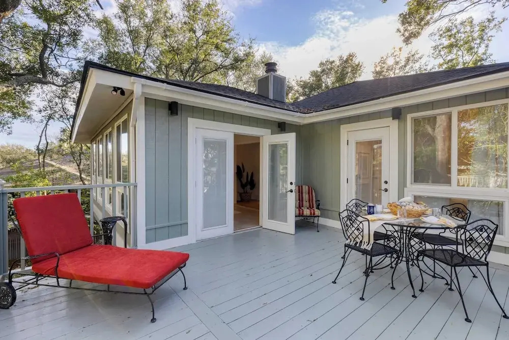 Conch Cottage by Avantstay Walk to Beach, Deck, Fireplace, Outdoor Dining
