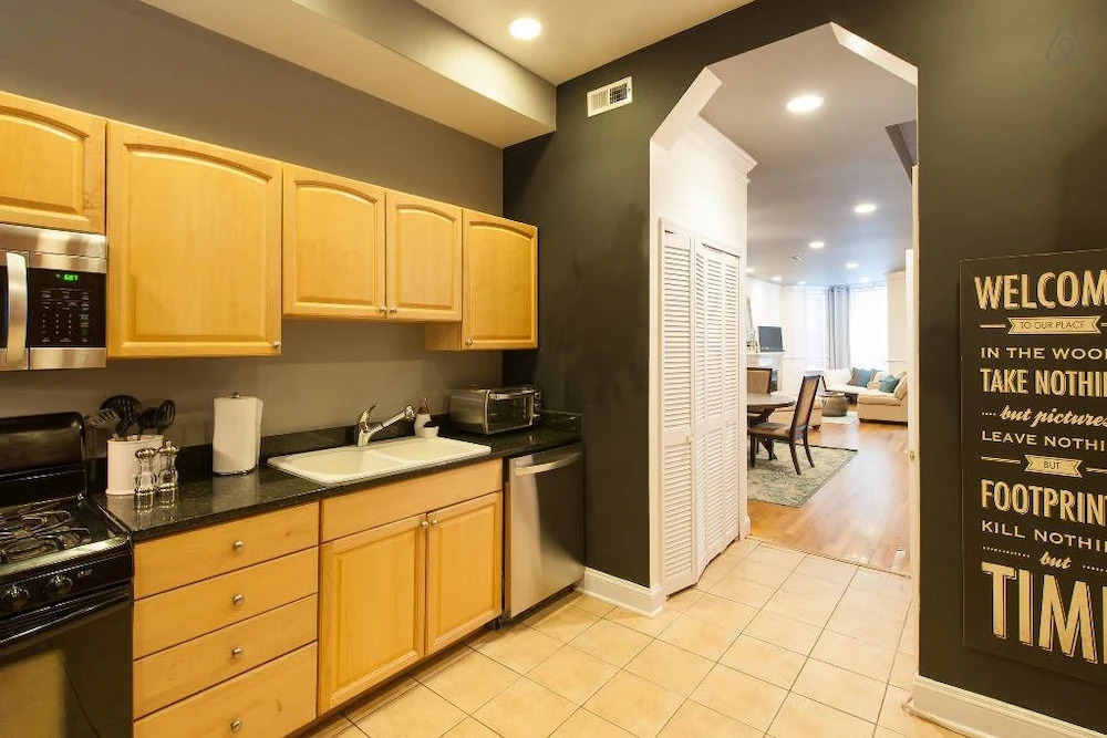 Modernized DC Rowhome in city-center
