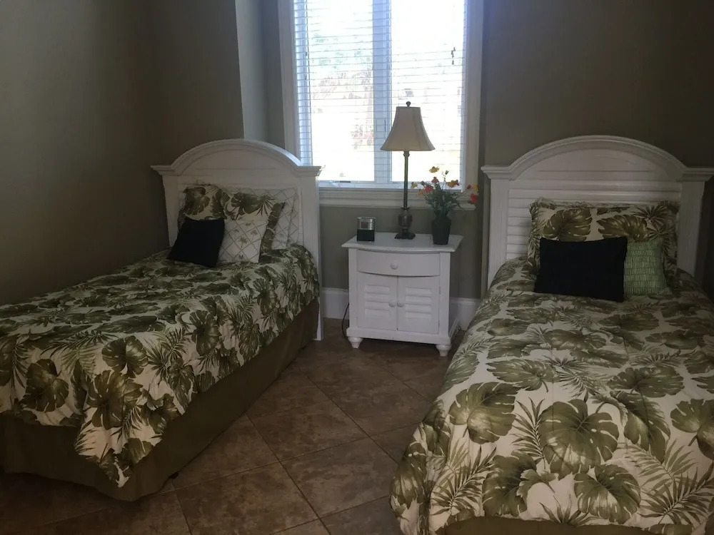 Beautiful Huge Marco Island Fl Waterfront Home- Great for Large Families